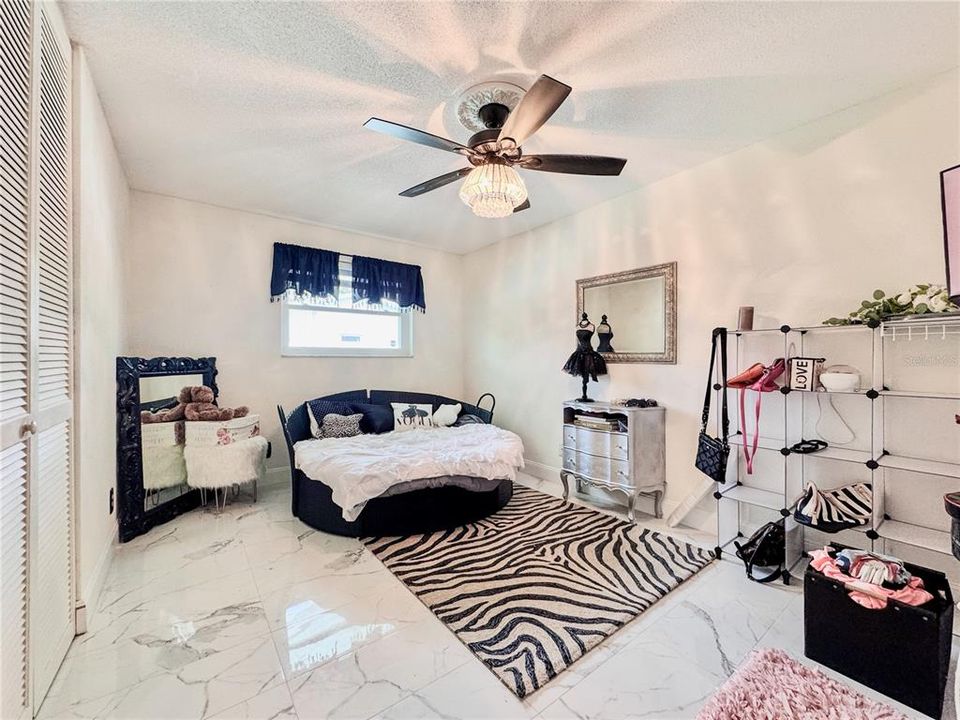 En Venta: $519,900 (4 camas, 2 baños, 1890 Pies cuadrados)