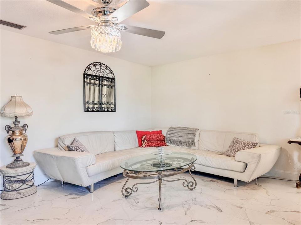 En Venta: $519,900 (4 camas, 2 baños, 1890 Pies cuadrados)