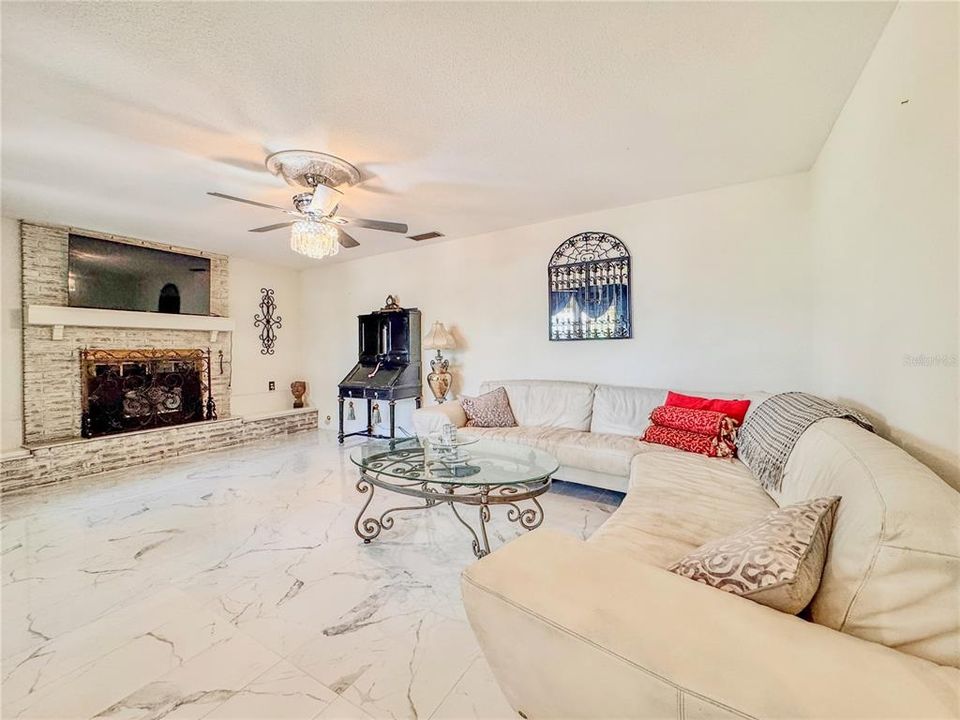 En Venta: $519,900 (4 camas, 2 baños, 1890 Pies cuadrados)