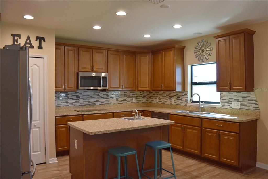 For Rent: $3,000 (5 beds, 3 baths, 2920 Square Feet)