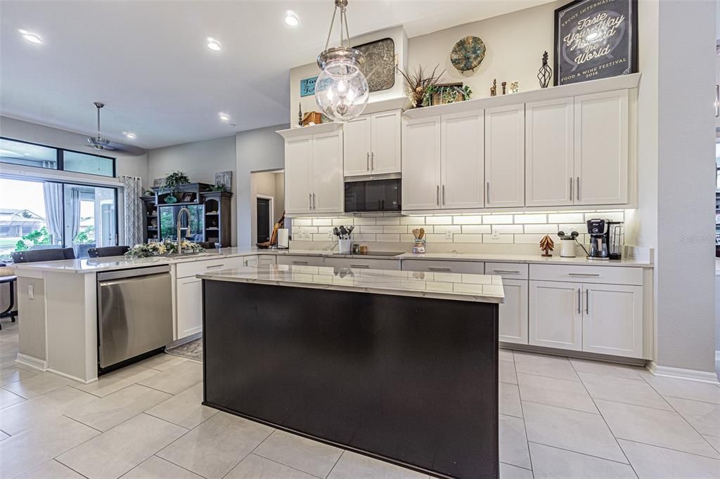 Под контрактом: $597,750 (4 спален, 3 ванн, 2725 Квадратных фут)