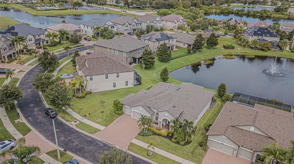 Под контрактом: $597,750 (4 спален, 3 ванн, 2725 Квадратных фут)