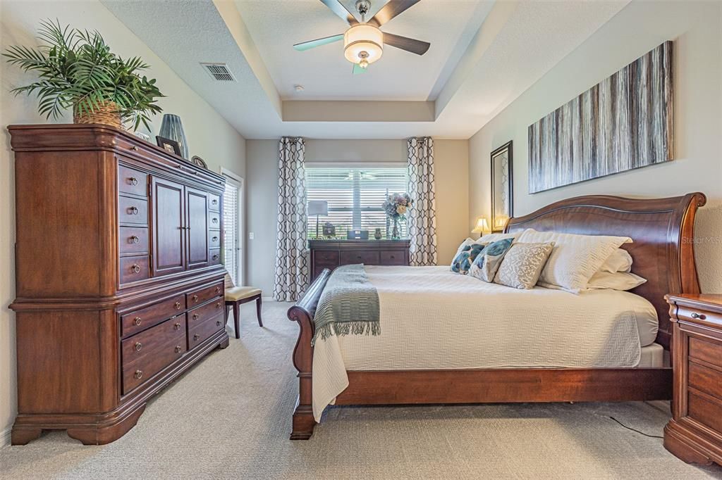 Под контрактом: $597,750 (4 спален, 3 ванн, 2725 Квадратных фут)