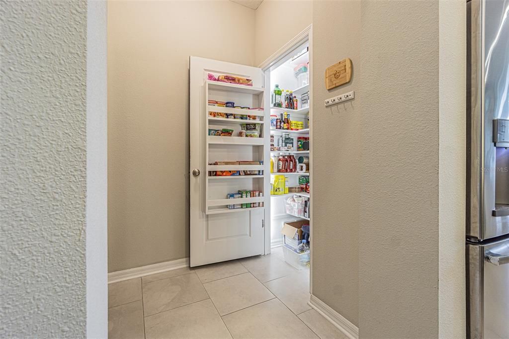 Под контрактом: $597,750 (4 спален, 3 ванн, 2725 Квадратных фут)