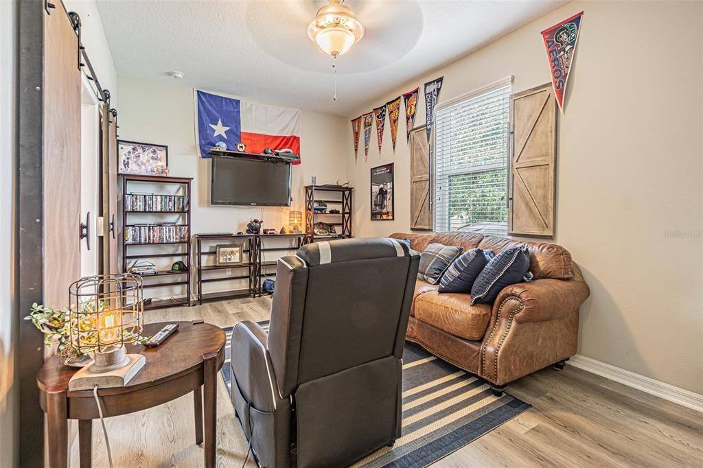 Под контрактом: $597,750 (4 спален, 3 ванн, 2725 Квадратных фут)