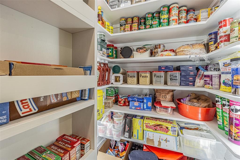 Под контрактом: $597,750 (4 спален, 3 ванн, 2725 Квадратных фут)