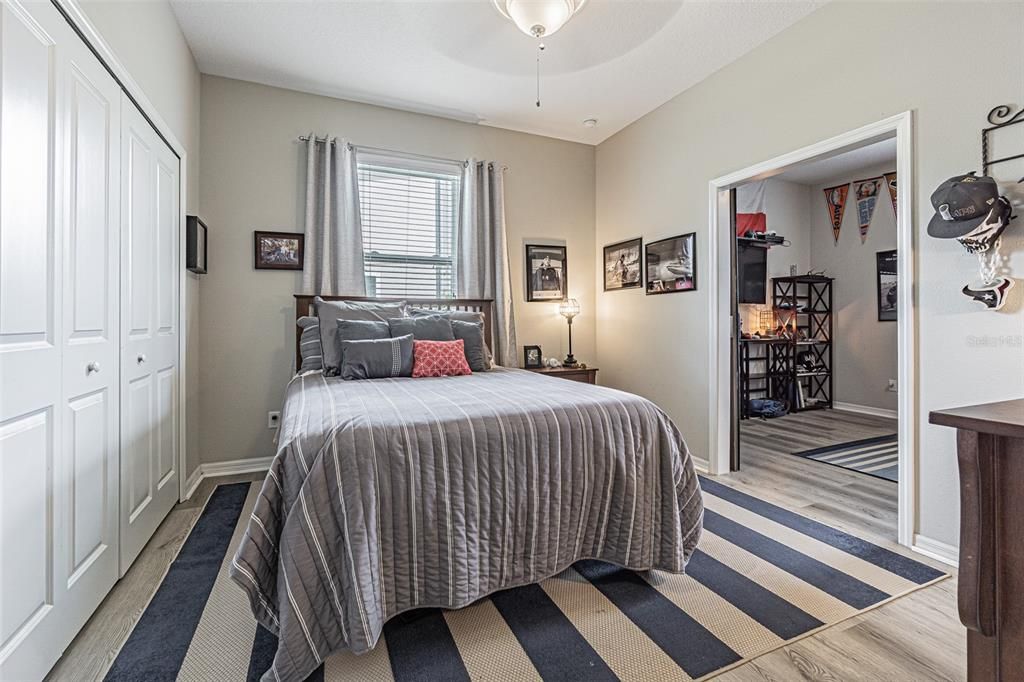 Под контрактом: $597,750 (4 спален, 3 ванн, 2725 Квадратных фут)