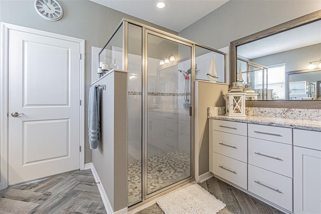 Под контрактом: $597,750 (4 спален, 3 ванн, 2725 Квадратных фут)