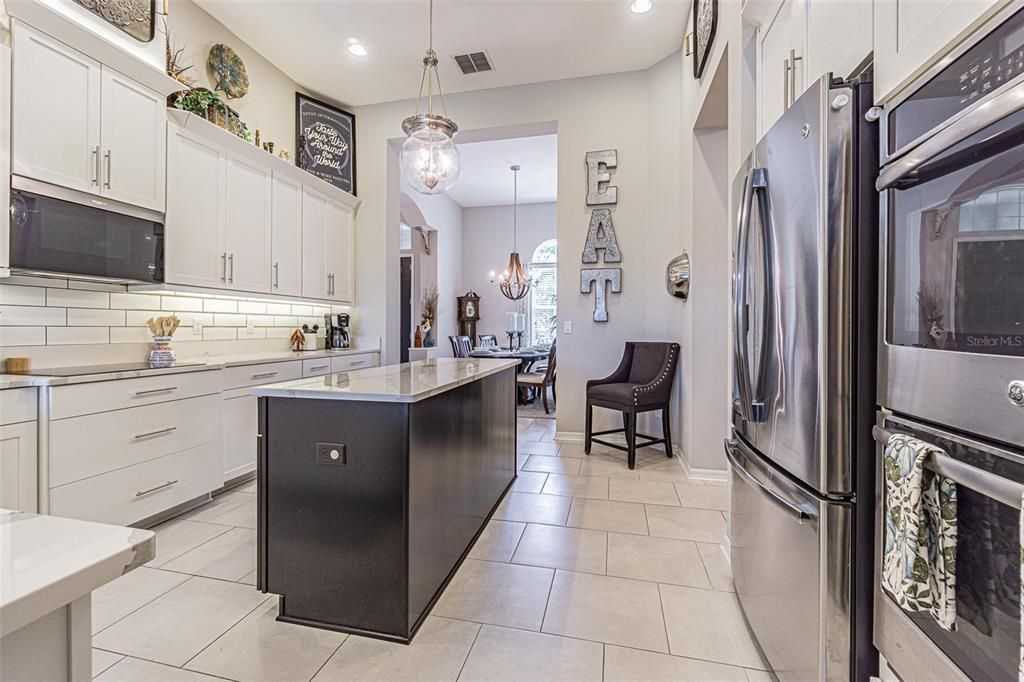 Под контрактом: $597,750 (4 спален, 3 ванн, 2725 Квадратных фут)