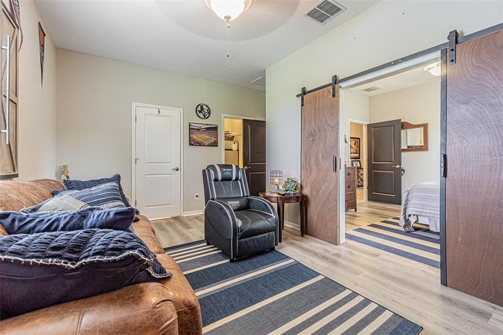 Под контрактом: $597,750 (4 спален, 3 ванн, 2725 Квадратных фут)