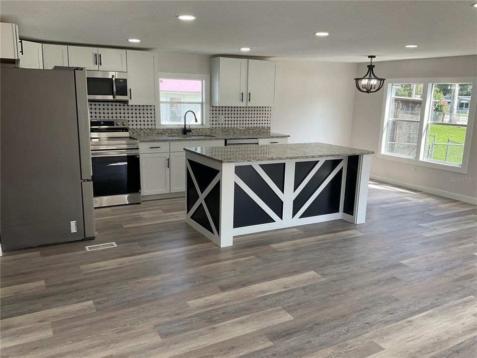 For Sale: $194,900 (4 beds, 2 baths, 1554 Square Feet)