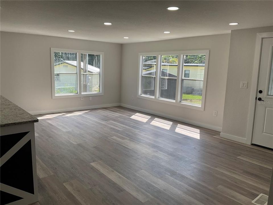 For Sale: $194,900 (4 beds, 2 baths, 1554 Square Feet)