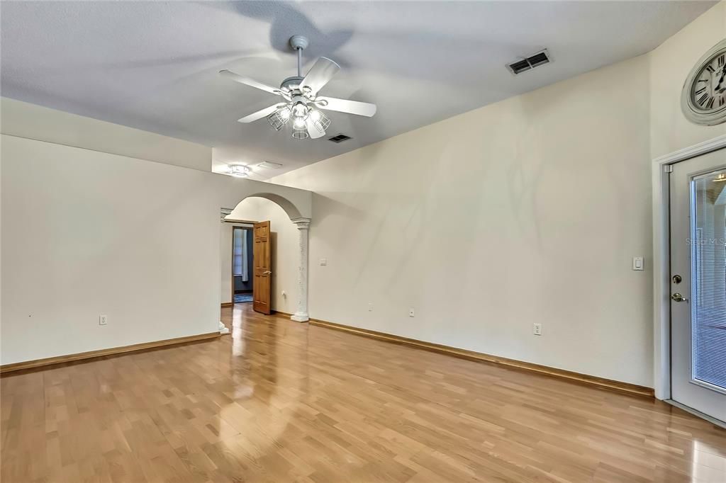 合同活跃: $554,900 (3 贝兹, 2 浴室, 2828 平方英尺)