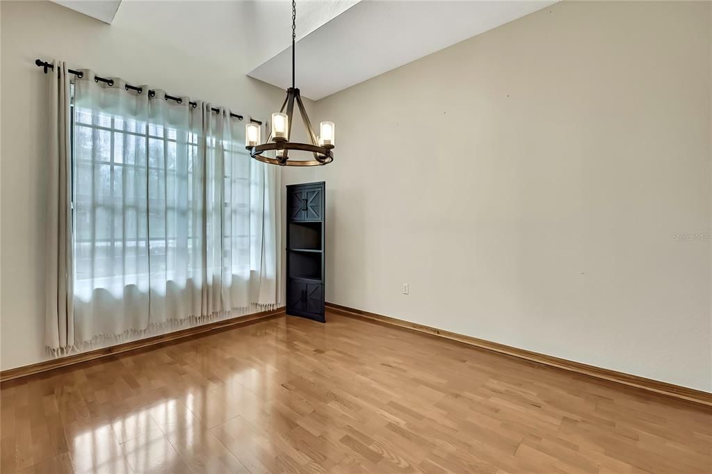 合同活跃: $554,900 (3 贝兹, 2 浴室, 2828 平方英尺)