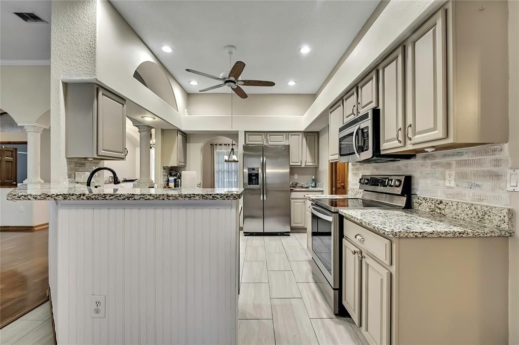 合同活跃: $554,900 (3 贝兹, 2 浴室, 2828 平方英尺)