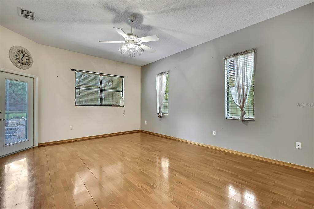 合同活跃: $554,900 (3 贝兹, 2 浴室, 2828 平方英尺)