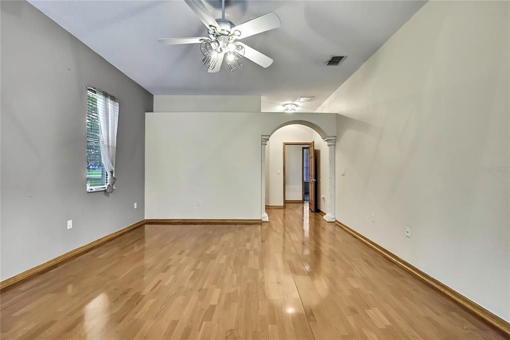 合同活跃: $554,900 (3 贝兹, 2 浴室, 2828 平方英尺)