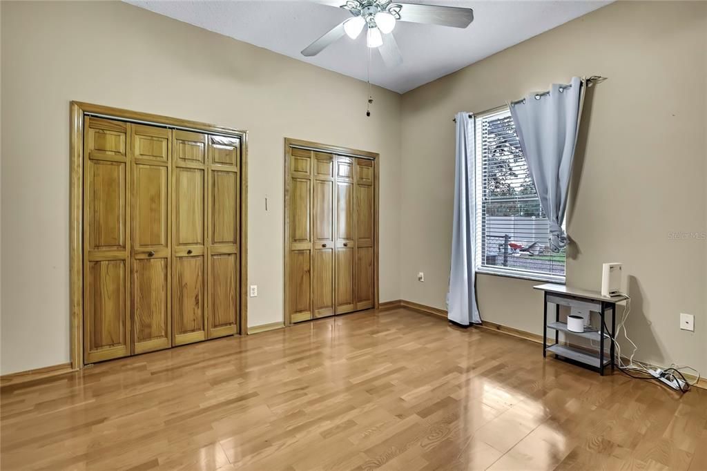 合同活跃: $554,900 (3 贝兹, 2 浴室, 2828 平方英尺)