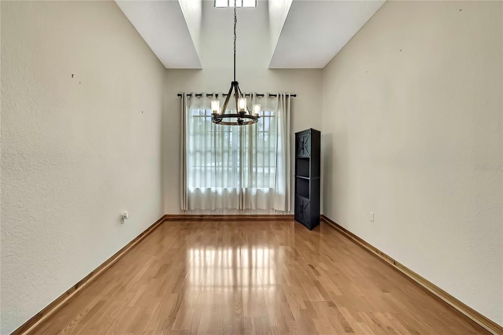 合同活跃: $554,900 (3 贝兹, 2 浴室, 2828 平方英尺)