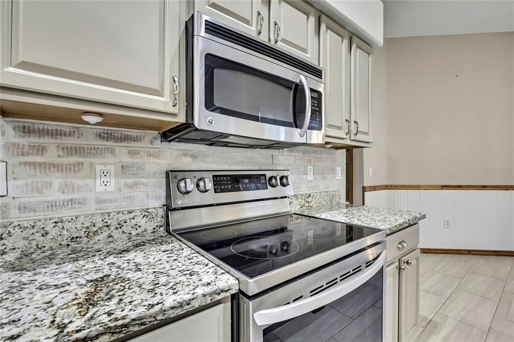 合同活跃: $554,900 (3 贝兹, 2 浴室, 2828 平方英尺)