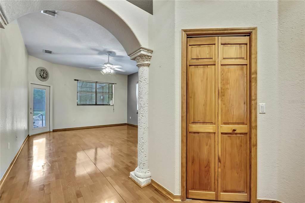 合同活跃: $554,900 (3 贝兹, 2 浴室, 2828 平方英尺)