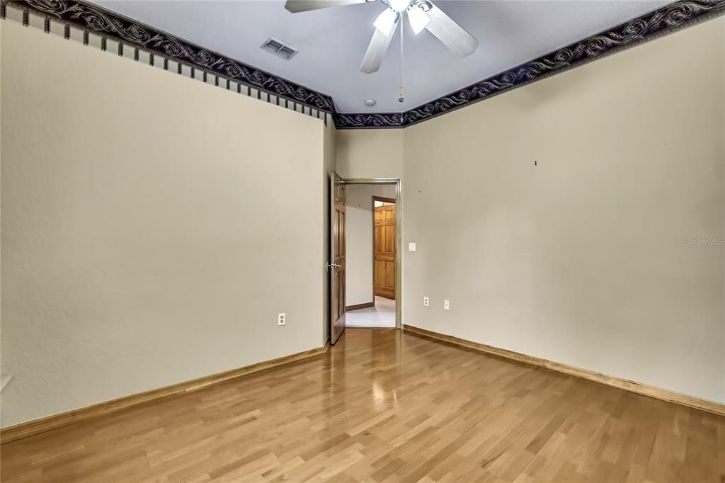 合同活跃: $554,900 (3 贝兹, 2 浴室, 2828 平方英尺)