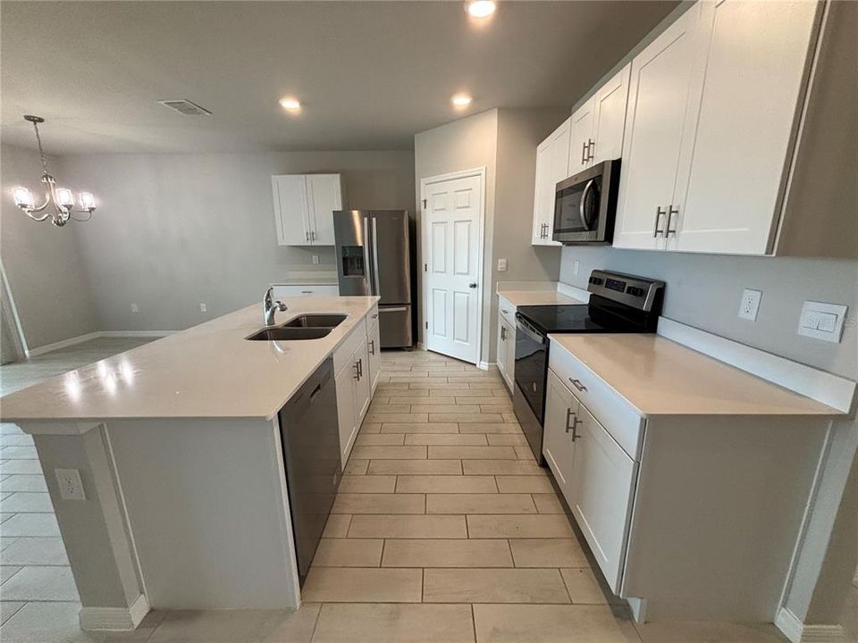 В аренду: $2,150 (4 спален, 2 ванн, 1848 Квадратных фут)