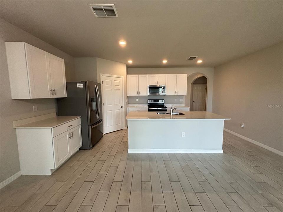 В аренду: $2,150 (4 спален, 2 ванн, 1848 Квадратных фут)