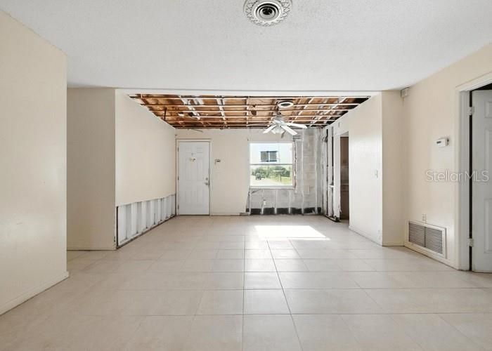 Active With Contract: $137,900 (4 beds, 2 baths, 1628 Square Feet)