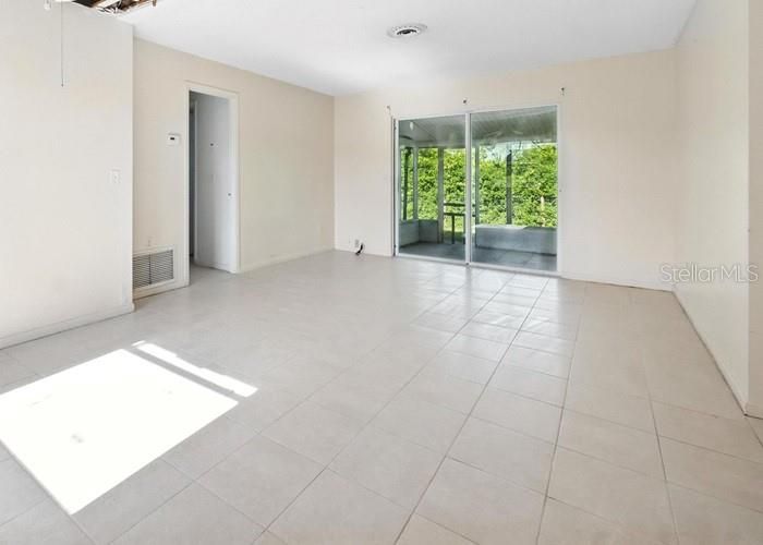 Active With Contract: $137,900 (4 beds, 2 baths, 1628 Square Feet)