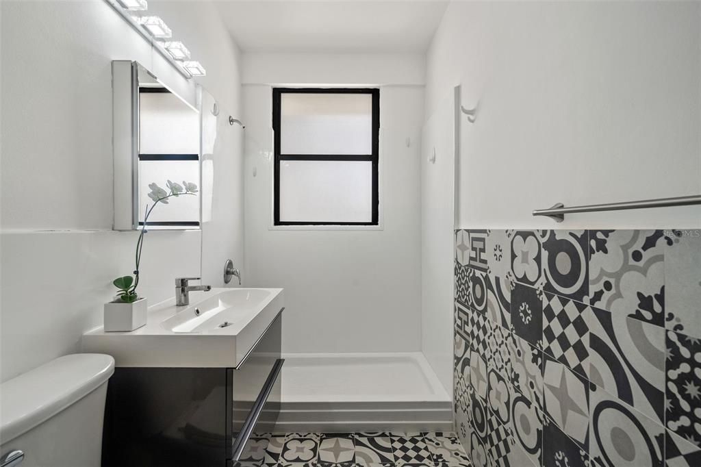 Под контрактом: $895,000 (4 спален, 2 ванн, 1700 Квадратных фут)