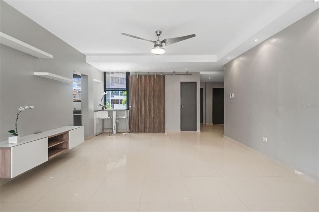 Под контрактом: $895,000 (4 спален, 2 ванн, 1700 Квадратных фут)