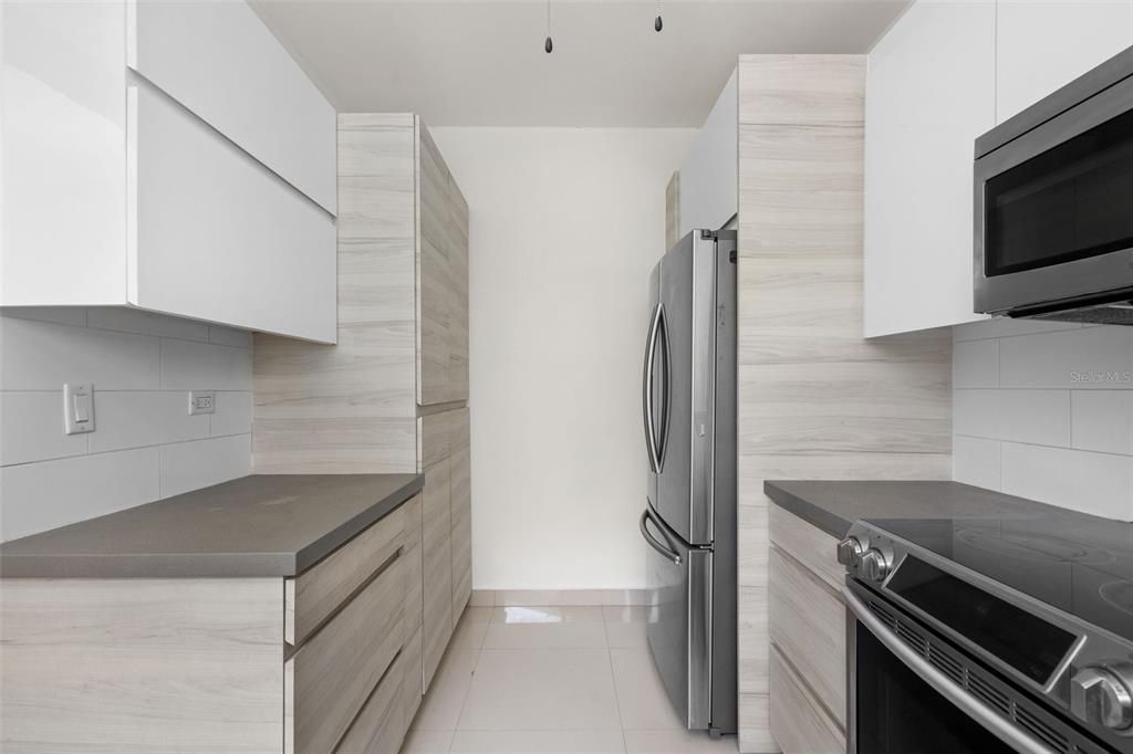 Под контрактом: $895,000 (4 спален, 2 ванн, 1700 Квадратных фут)