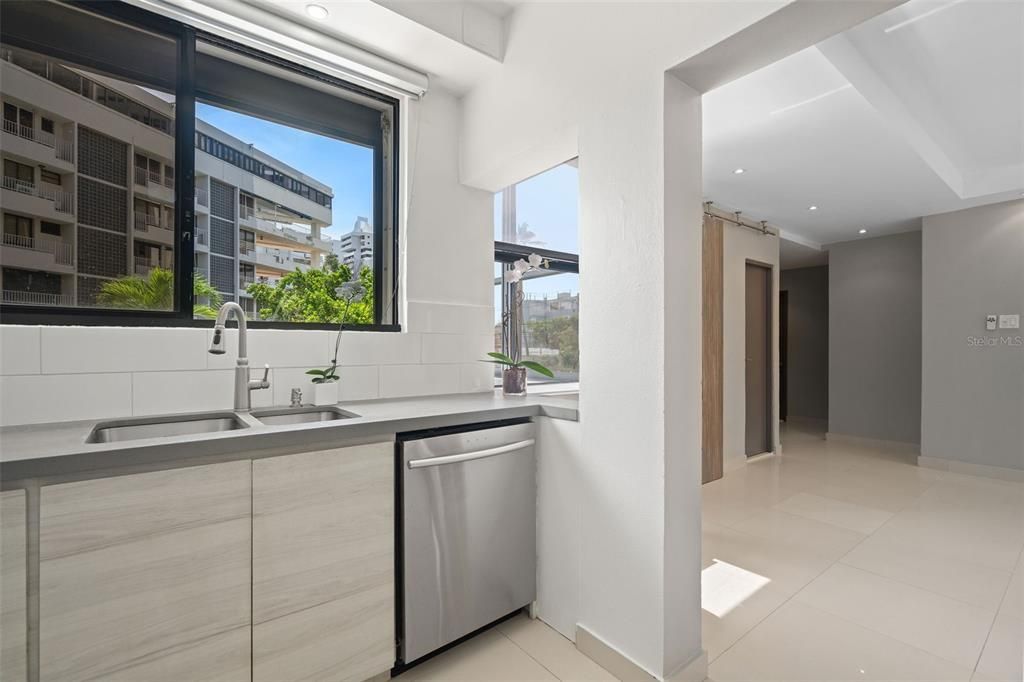 Под контрактом: $895,000 (4 спален, 2 ванн, 1700 Квадратных фут)