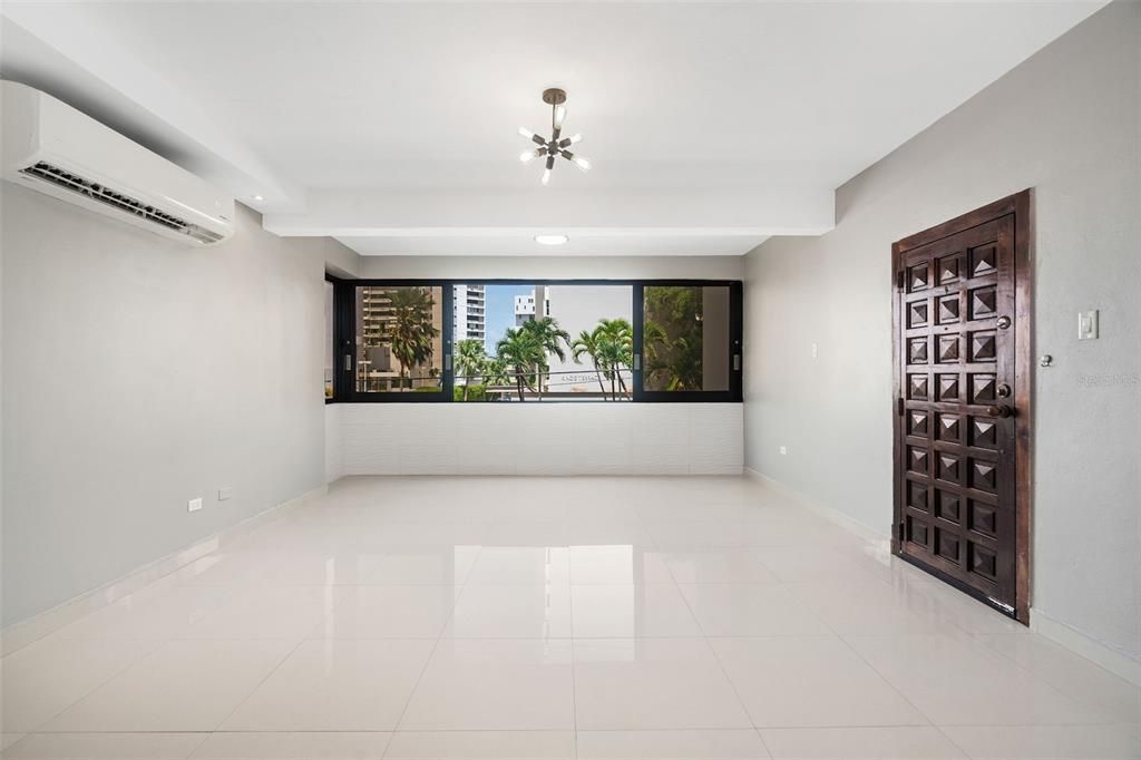 Под контрактом: $895,000 (4 спален, 2 ванн, 1700 Квадратных фут)