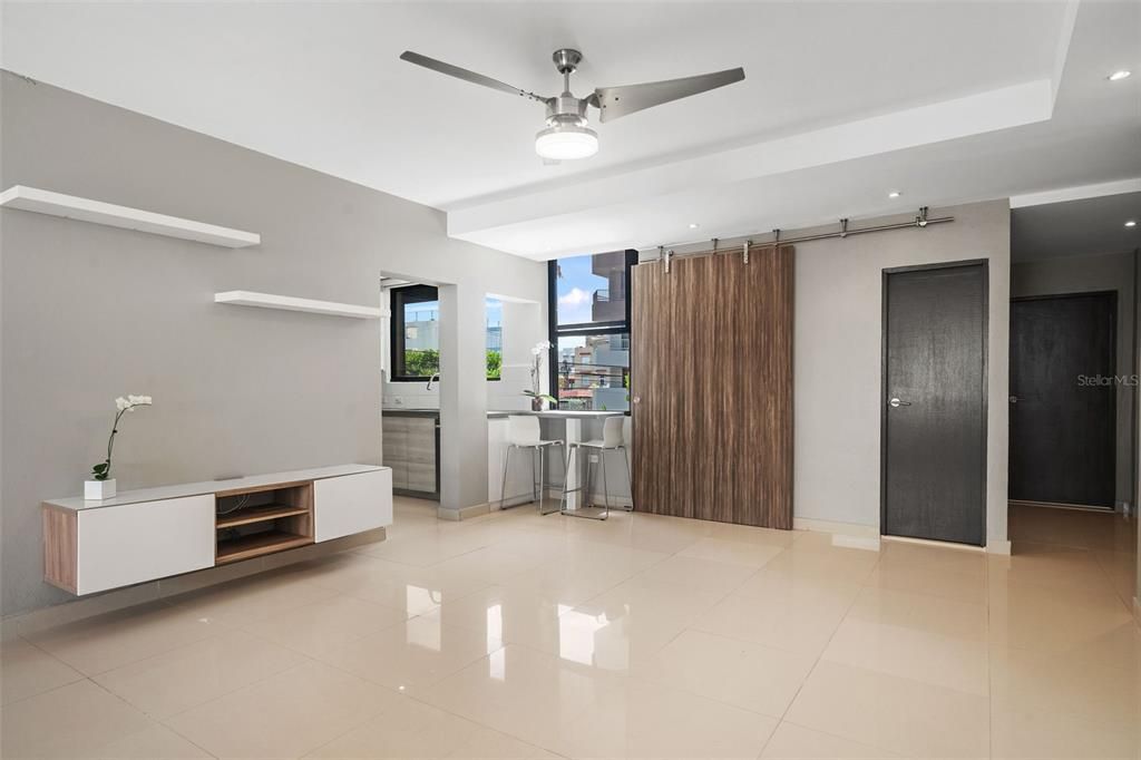 Под контрактом: $895,000 (4 спален, 2 ванн, 1700 Квадратных фут)