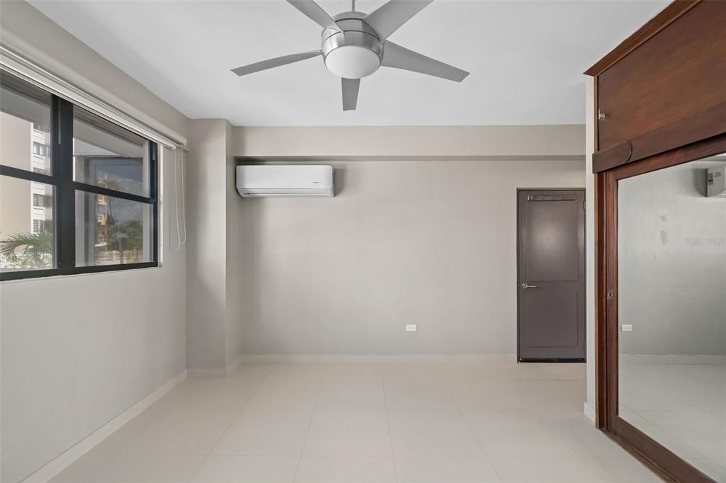 Под контрактом: $895,000 (4 спален, 2 ванн, 1700 Квадратных фут)