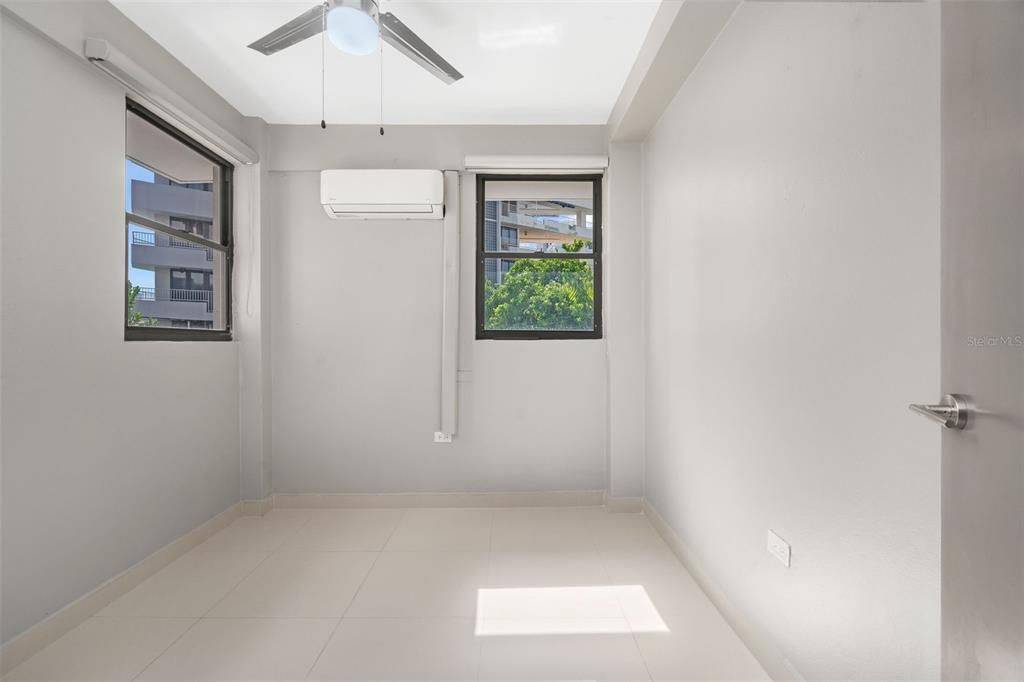 Под контрактом: $895,000 (4 спален, 2 ванн, 1700 Квадратных фут)