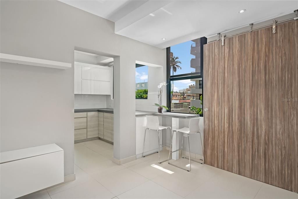 Под контрактом: $895,000 (4 спален, 2 ванн, 1700 Квадратных фут)