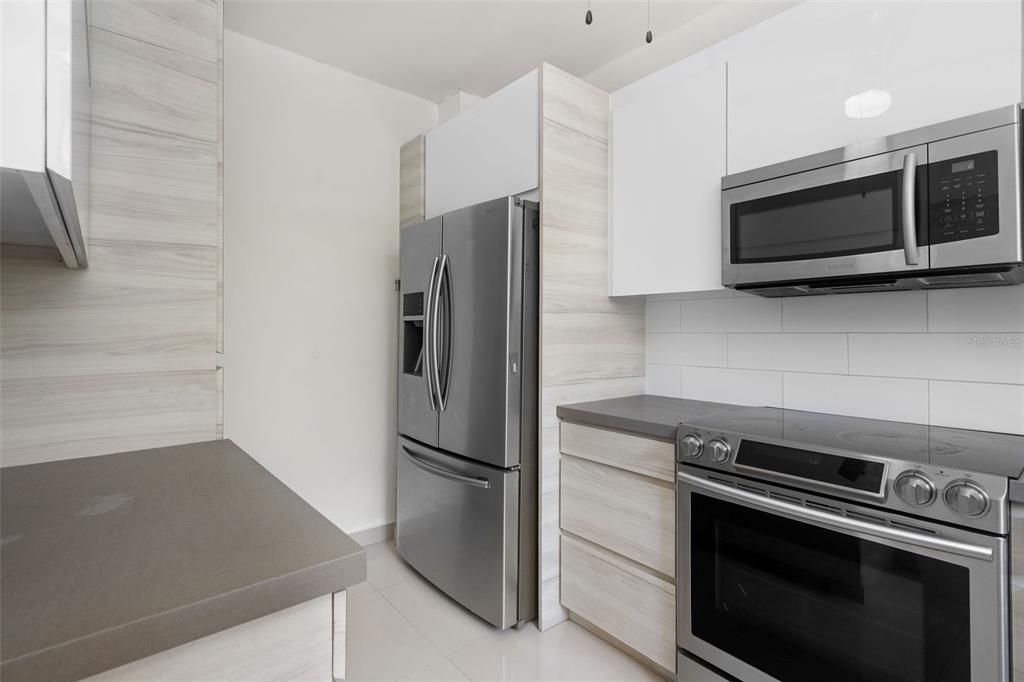 Под контрактом: $895,000 (4 спален, 2 ванн, 1700 Квадратных фут)