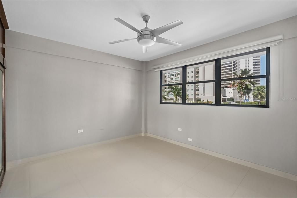 Под контрактом: $895,000 (4 спален, 2 ванн, 1700 Квадратных фут)