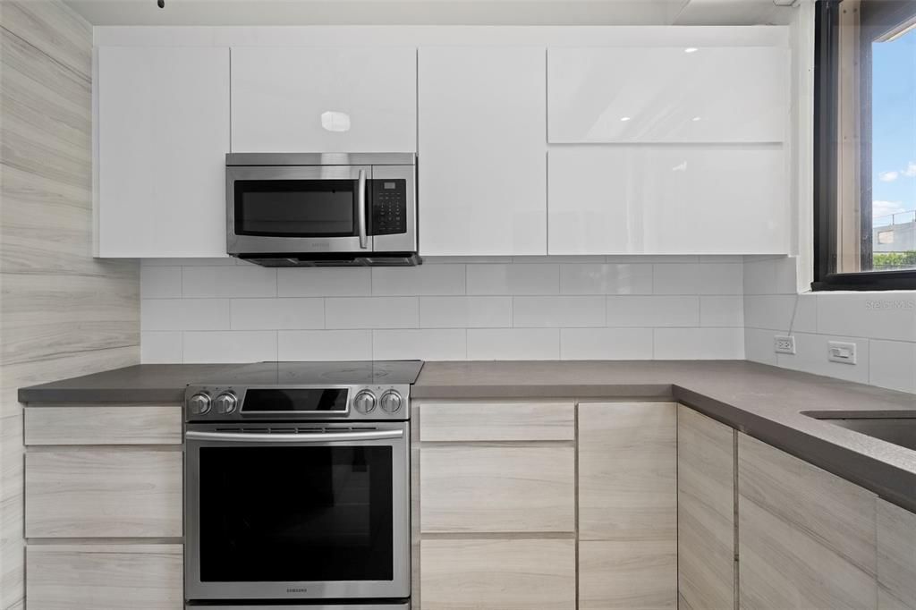 Под контрактом: $895,000 (4 спален, 2 ванн, 1700 Квадратных фут)