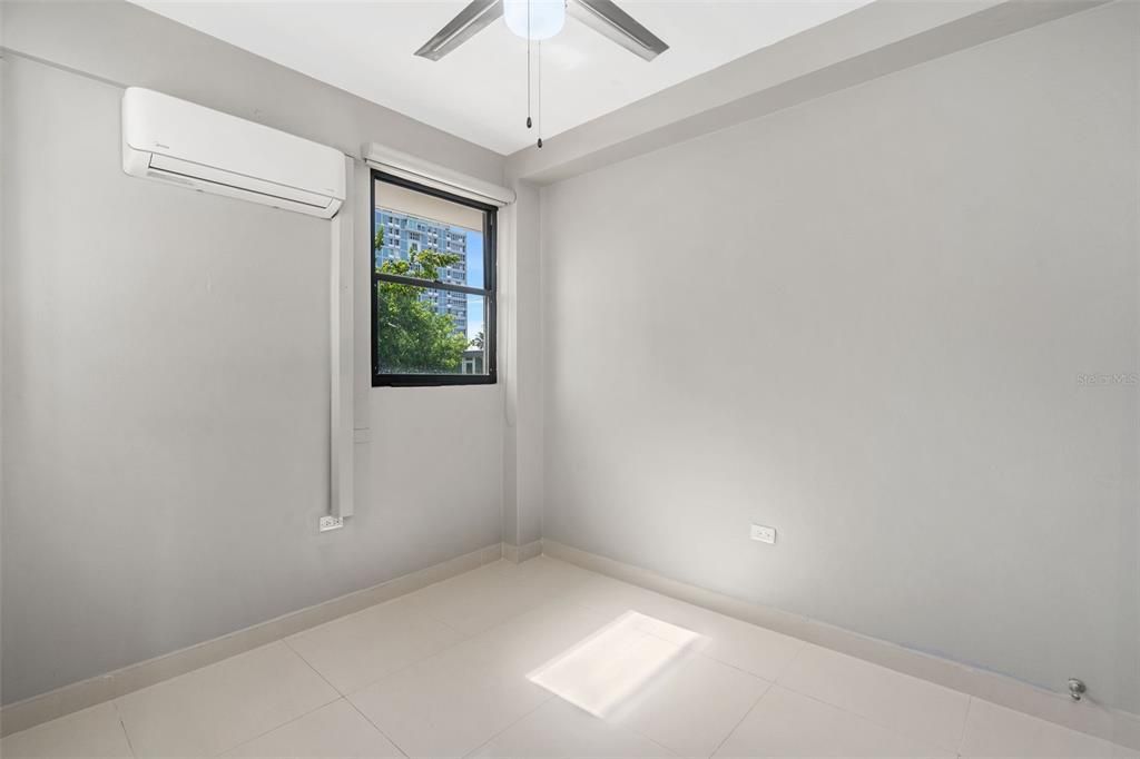 Под контрактом: $895,000 (4 спален, 2 ванн, 1700 Квадратных фут)