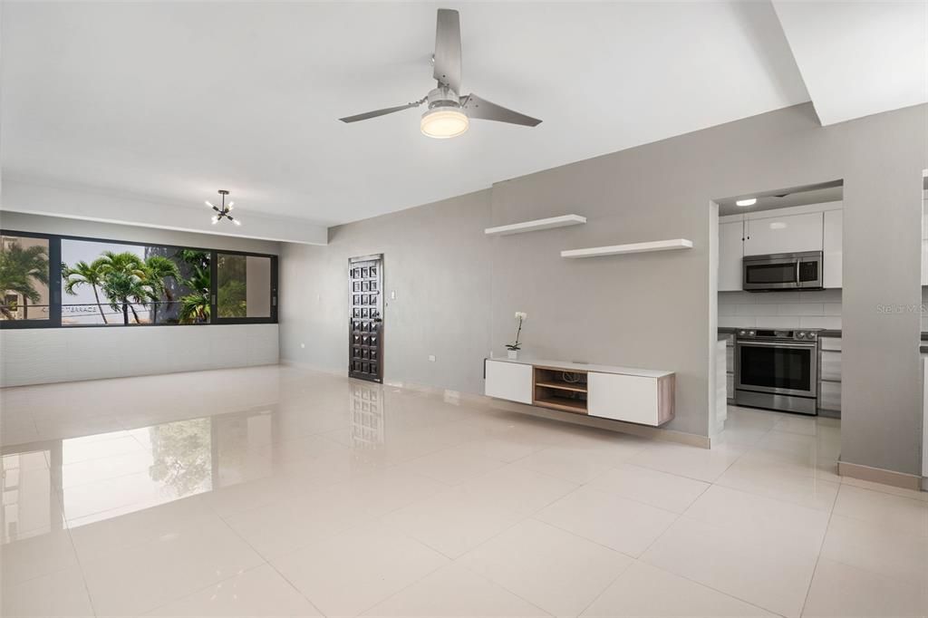 Под контрактом: $895,000 (4 спален, 2 ванн, 1700 Квадратных фут)