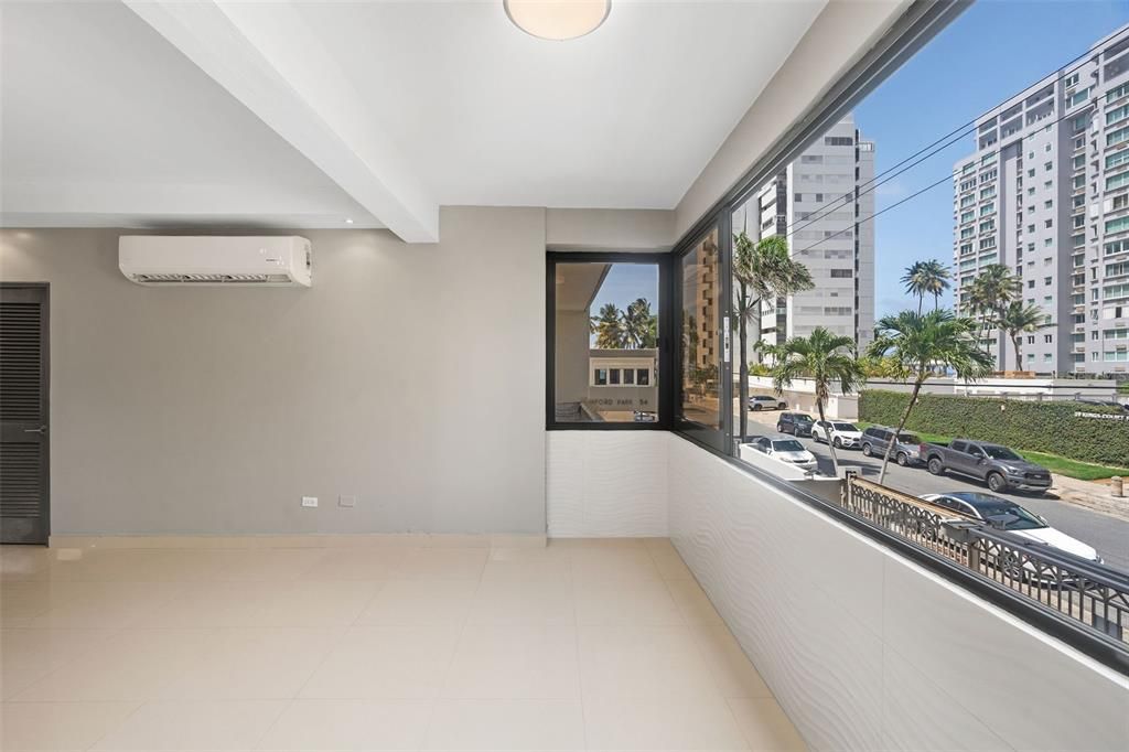 Под контрактом: $895,000 (4 спален, 2 ванн, 1700 Квадратных фут)