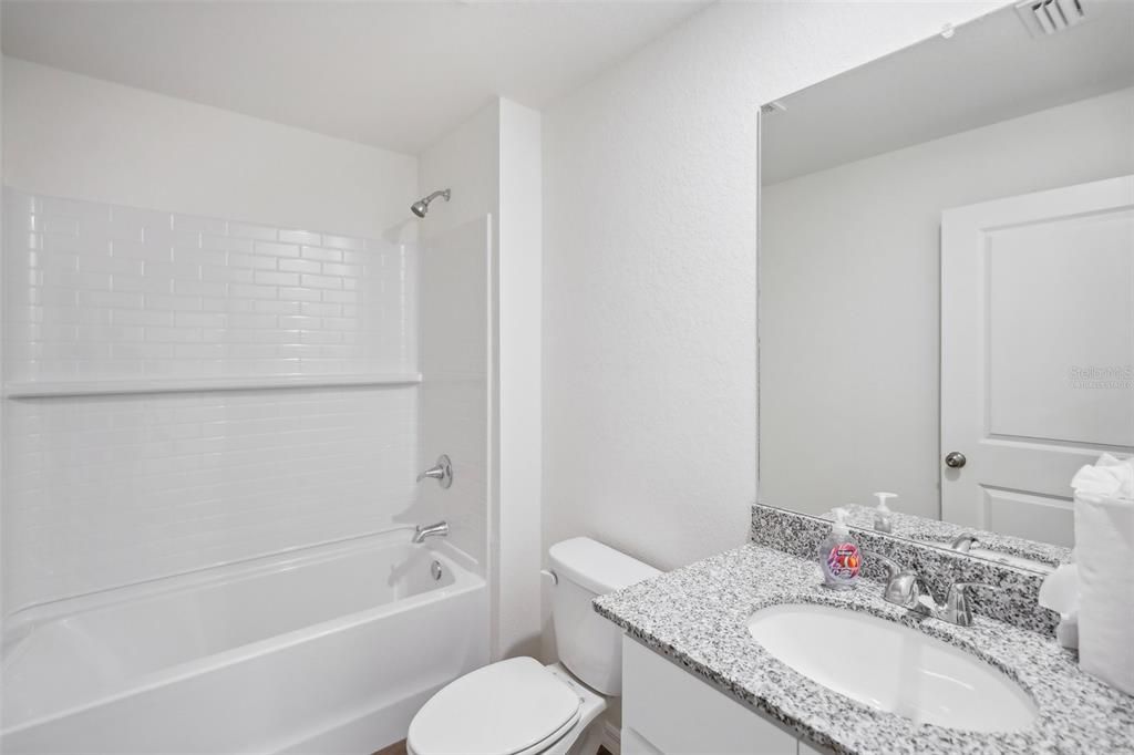 На продажу: $259,888 (3 спален, 2 ванн, 1666 Квадратных фут)