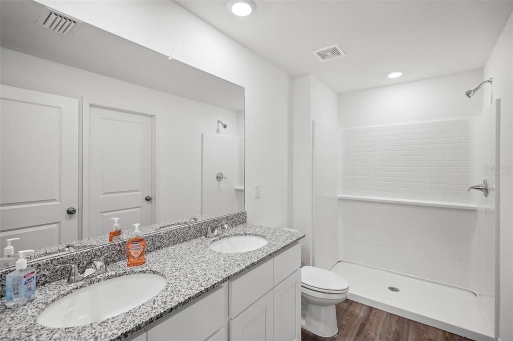 На продажу: $259,888 (3 спален, 2 ванн, 1666 Квадратных фут)