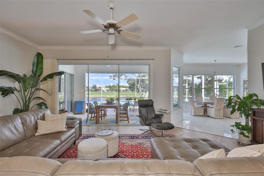 合同活跃: $569,000 (3 贝兹, 2 浴室, 2202 平方英尺)