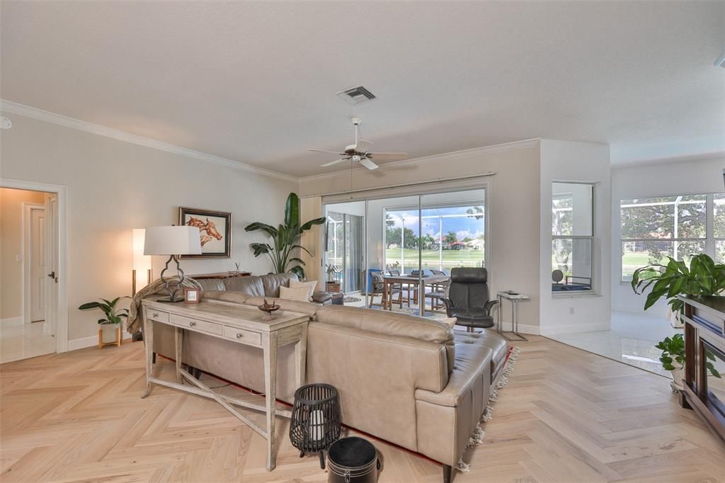 合同活跃: $569,000 (3 贝兹, 2 浴室, 2202 平方英尺)