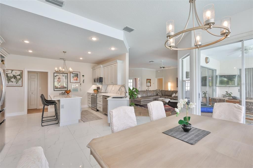 合同活跃: $569,000 (3 贝兹, 2 浴室, 2202 平方英尺)